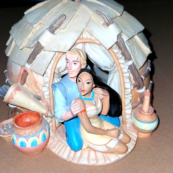 Pocahontas & John Smith in Hut 6 inch Figure - Picture 5 of 5